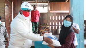 Kapolda Papua-TSoP Salurkan Sembako di Bucend II Entrop