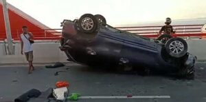 Sopir Mabuk, Mobil Avanza Tarbalik di Jembatan Youtefa