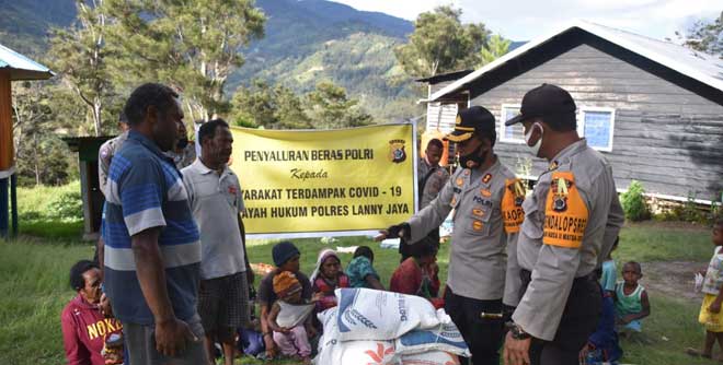 Polisi Lanny Jaya Salurkan Beras Bantuan Mabes Polri di 5 Distrik