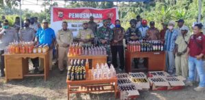 Polres Sarmi Musnahkan Ribuan Botol Miras Hasil Sitaan