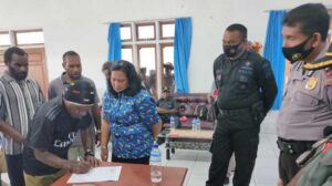 Polisi Kawal Penyaluran BST di Kabupaten Yalimo