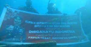 HUT RI Ke 75, Merah Putih Berkibar di Dasar Laut Biak