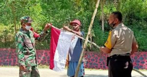 Di Kota Jayapura, Bhabinkamtibmas-Babinsa Bagikan Bendera ke Warga