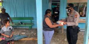 Gelar Baksos HUT RI ke 75, Dit Binmas Polda Papua Bagi-bagi Beras
