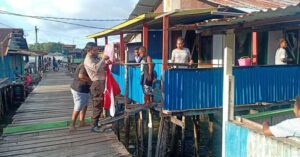 Polsek KPL Bagikan Merah Putih di Kompleks Argapura Pantai