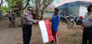 Jelang HUT RI ke 75, Jajaran Polsek Onggaya Bagikan Bendera ke Warga Eks PNG