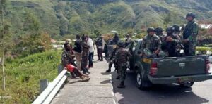 TNI-Polri Razia Sajam Pastikan Keamanan Puncak Jaya Jelang HUT RI