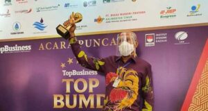 Wali Kota Jayapura Terima Penghargaan Bintang 4 TOP BUMD Awards 2020
