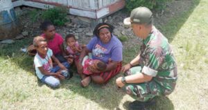 Pererat Silahturahmi, Danramil Karubaga Berkunjung ke Rumah Warga