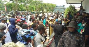 Demo Hari Kedua, Bupati Markum Belum Berani Temui Warga Keerom