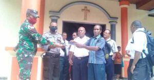 Cegah Corona, TNI-Polri Bagikan Masker di Gereja GPdI Imandoa Yapsel