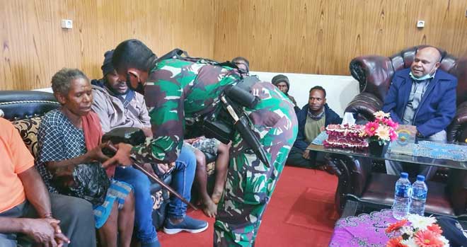 Bertemu Keluarga Alm. Pendeta Yeremia, TNI-Polri Janji Tegakkan Hukum 2 Kel Alm Pdt Yeremia Z Wakapolda Santnan2