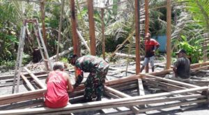 Babinsa Koramil Warbah Bantu Bangun Rumah Warga Kampung Batu Zaman