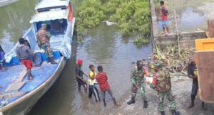 Babinsa Koramil 1710-07/Mapurujaya Kawal Bantuan Beras Kepada Warga Binaan