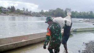 Babinsa Ramil 1711-03/TMR Bantu Warga Kampung Mandobo Bangun MCK