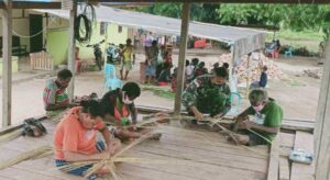 Prajurit Satgas Pamtas Yonif 125/Si’mbisa Ajarkan Keterampilan Anyam Lidi