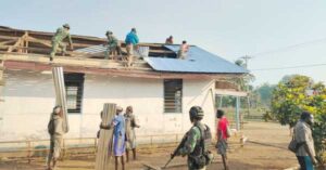 Prajurit Satgas Perbatasan-Warga Gotong Royong Ganti Atap Gereja