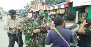Putus Penyebaran Covid -19 di Timika, TNI-Polri Bagikan Masker Gratis