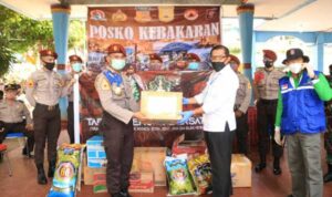 Taruna Akpol Bagikan Masker dan Beri Bantuan ke Korban Kebakaran