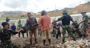 Babinsa-Warga Bangun Mushola Al’Muhajirin Kampung Kunggunagineri