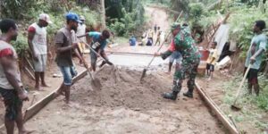 Jalin Kebersamaan, Babinsa-Warga Barapasi Kerja Bakti Cor Jalan Masuk Kampung