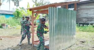 Peduli Kesehatan, Babinsa Kokonau Bangun Jamban di Wilayah Binaan
