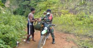 TNI Peduli Rakyat, Babinsa Yapbar Angkut Hasil Kebun Warga