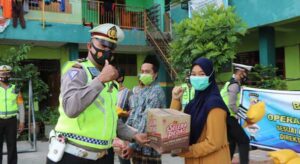Ditlantas Polda Papua Gelar Baksos Akhiri Operasi Zebra Matoa 2020