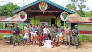 TNI Beri Bantuan Jaring Ikan kepada Warga Kampung Erambu