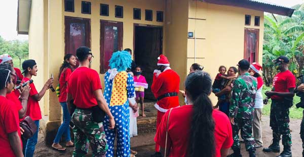 Anak2 Perbatasan RI PN Terima Kado Natal
