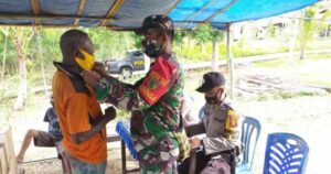 Babinsa Kemtuk Gresi Salurkan Bansos Bagi Warga Jelang Nataru