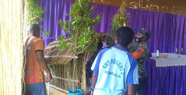 Babinsa Kuala Kencana Bantu Hias Gereja