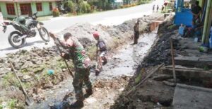 Babinsa Warbah Bantu Pembuatan Saluran Air di Kampung Nubuai