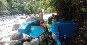 Jaga Kemanunggalan TNI, Babinsa Yaptim-Warga Bersihkan Bak Air Kampung Soromasen