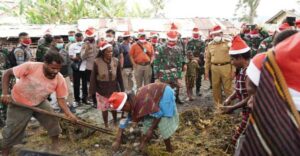 TNI-Polri, Pemda Bersama Masyarakat Papua “Bakar Batu” Sambut Bulan Kasih