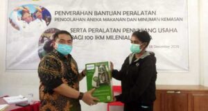 Disperindagkop Papua Serahkan Modal Usaha Bagi 100 IKM Milineal