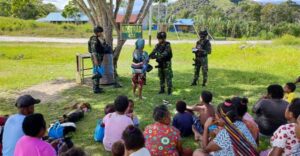 Peringati Hari Juang Kartika, Satgas Yonif Para Raider 432 Kostrad Bagi Bingkisan Natal
