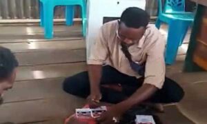 Astaga, Oknum KPPS Coblos Surat Suara di Asmat