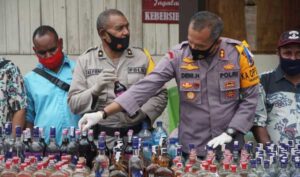 Ops Pekat 2020 : Polres Yahukimo Musnahkan Ratusan Botol Miras Ilegal