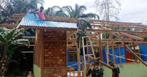 Satgas Pamtas RI-PNG Bantu Renovasi GKAI Bukit Zaitun Toray