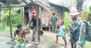 Pos Kalilapar Satgas Yonif 100/PS Bagikan Sembako Natal ke Warga
