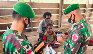 Satgas Pamtas Layani Kesehatan Masyarakat di Batas RI-PNG