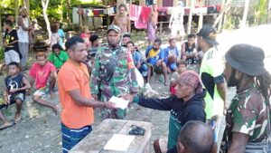BabinsaYapsel Dampingi Pembagian Dana Karang Taruna Kampung Wanampompi