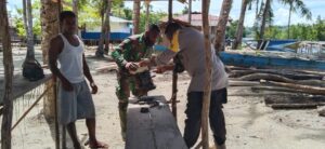 Babinsa dan Bhabinkamtibmas Kompak Perbaiki Mesin Ketinting Warga
