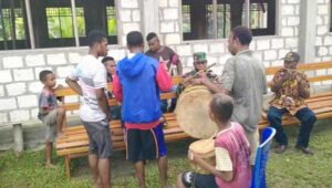 Dukung Pengembangan Seni, Babinsa Ikut Berlatih Musik Suling Tabur
