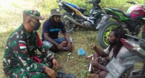 Babinsa Skanto Komsos dengan Pemuda Kampung Binaan