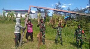 Ramil Tiom Laksanakan Kerja Bhakti Bantu Bangun Rumah Warga