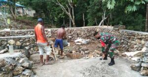 Gotong Royong, Babinsa Bantu Warga Karuiberik Bangun Pondasi Rumah