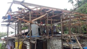 Jalin Kebersamaan, Babinsa Warbah Bantu Warga Pasang Atap Rumah