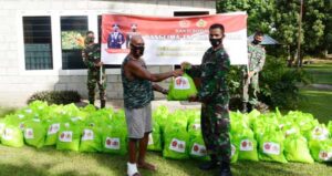 Umat Tuhan di 2 Wilayah Terima 2000 Paket Bansos Panglima TNI-Kapolri
